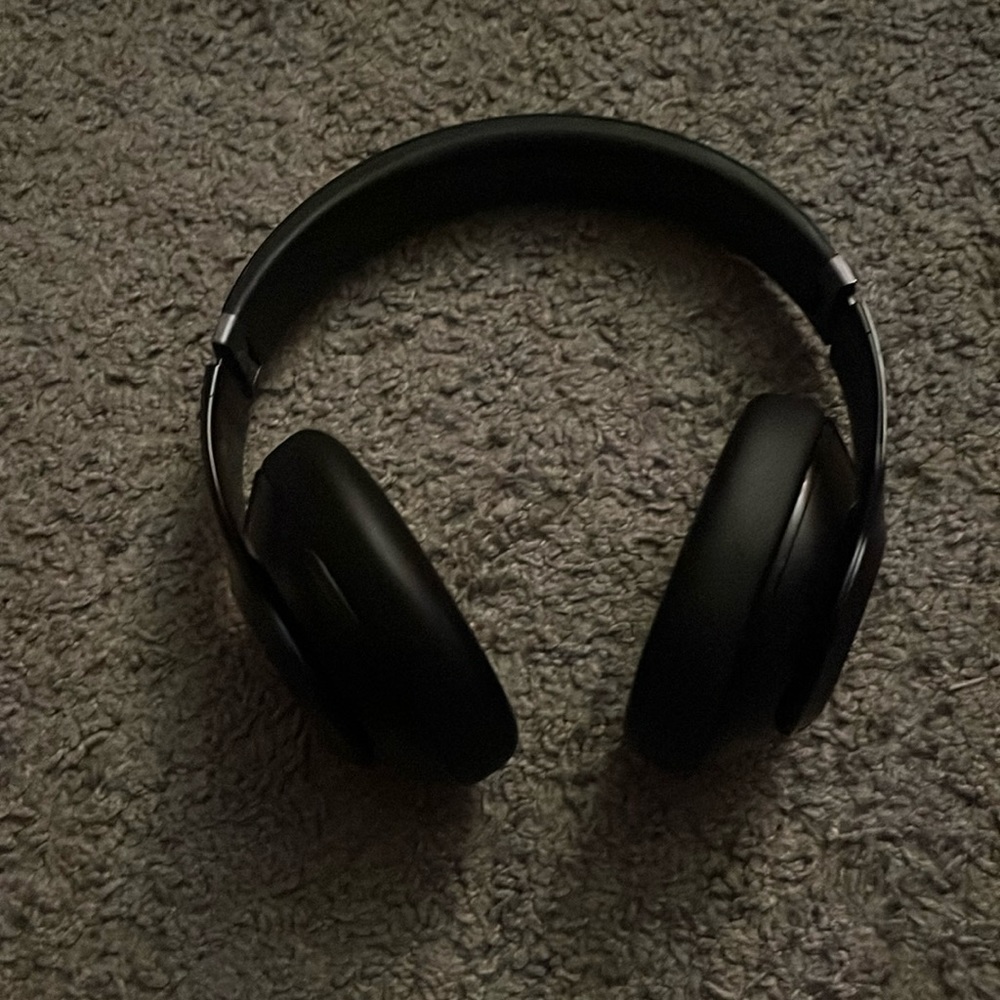 Beats studio pro, slightly used great gym headphones.
